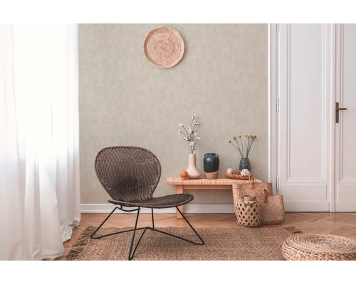Wohnzimmer mit Sessel, Teppich und dekorativen Accessoires für eine gemütliche Atmosphäre