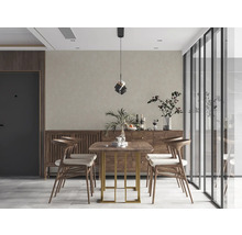 Esszimmer mit Esstisch aus Holz, Stühlen, Sideboard und Dekorationen für ein stilvolles Ambiente.