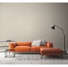 Wohnzimmer mit orangefarbenem Sofa, Hocker, Lampe und Teppich auf hellem Holzboden