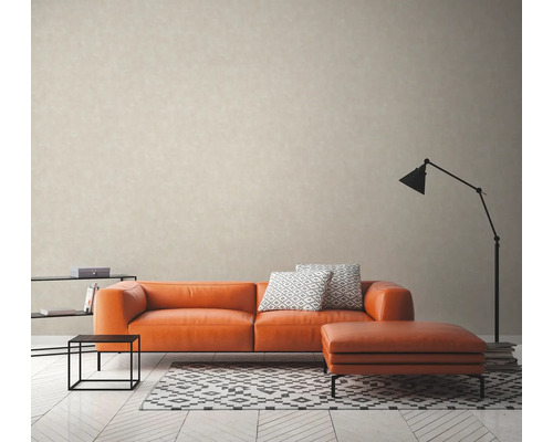 Wohnzimmer mit orangefarbenem Sofa, Hocker, Lampe und Teppich auf hellem Holzboden