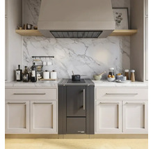 Küchenszene mit Herd, Dunstabzugshaube, Küchenschränken und Arbeitsplatte