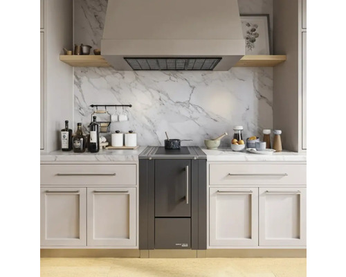 Küchenszene mit Herd, Dunstabzugshaube, Küchenschränken und Arbeitsplatte