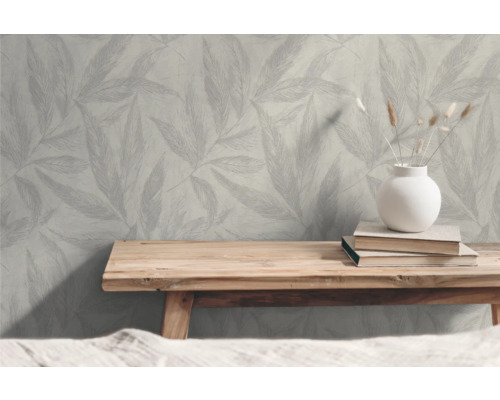 Szene mit gemusterter Tapete, Holztisch, Büchern und Vase