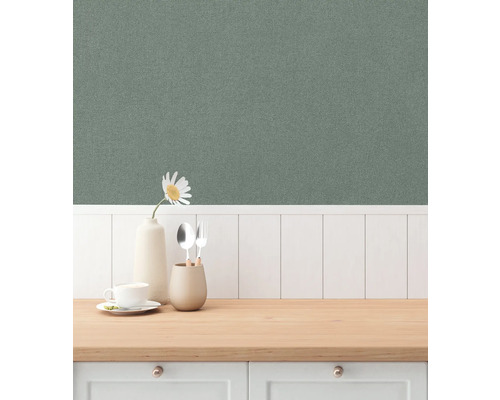 Nahaufnahme einer Wand mit Textiltapete über einer Arbeitsplatte