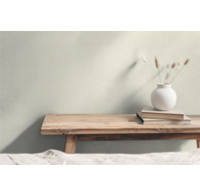 Dekorative Szene mit Holzhocker, Büchern und Vase