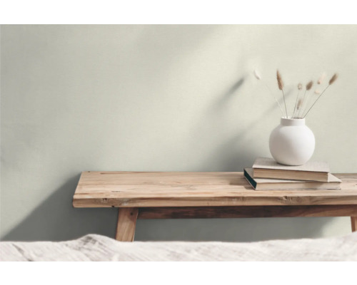 Dekorative Szene mit Holzhocker, Büchern und Vase