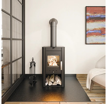 Modernes Wohnzimmer mit schwarzem Kaminofen, Holzscheiten und Kaminbesteck