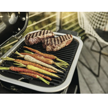 Grill mit Steaks und Karotten auf dem Grillrost