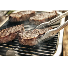 Steaks auf Grill mit Grillzange
