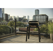 Weber Lumin Elektrogrill auf einem Balkon mit Stadtblick