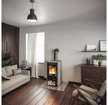 Wohnzimmer mit Kaminofen, Sofa, Sessel, Kommode und Dekoration für ein gemütliches Ambiente