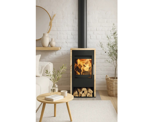 Kaminofen mit Holzscheiten im Wohnzimmer mit Backsteinmauer