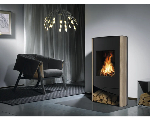 Wohnzimmer mit Kaminofen, Sessel und Beleuchtung für eine gemütliche Atmosphäre