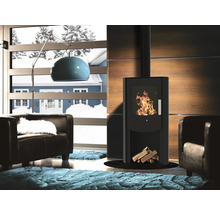 Wohnzimmer mit Kaminofen, Sesseln und Stehlampe