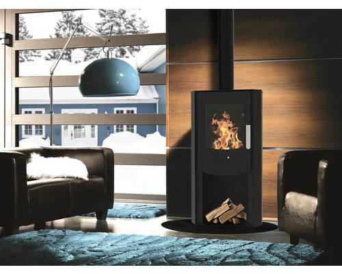 Wohnzimmer mit Kaminofen, Sesseln und Stehlampe