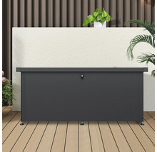 Gartentruhe zur Aufbewahrung von Gartenartikeln auf einer Terrasse