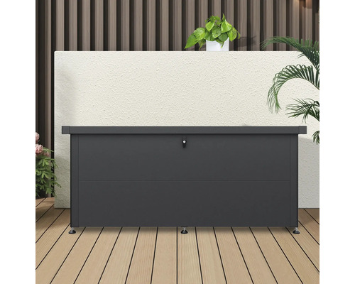 Gartentruhe zur Aufbewahrung von Gartenartikeln auf einer Terrasse