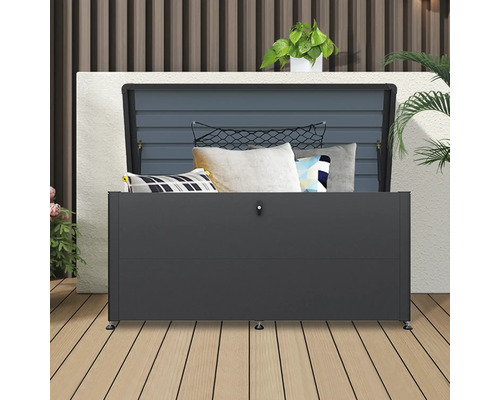 Geöffnete Aufbewahrungsbox mit Kissen auf einer Terrasse