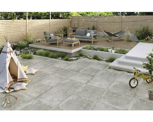 Terrasse mit Möbeln, Kinderspielbereich und quadratischen Pflastersteinen