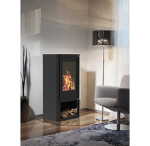 Kaminofen mit Holzfach im Wohnzimmer