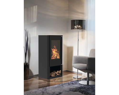 Kaminofen mit Holzfach im Wohnzimmer