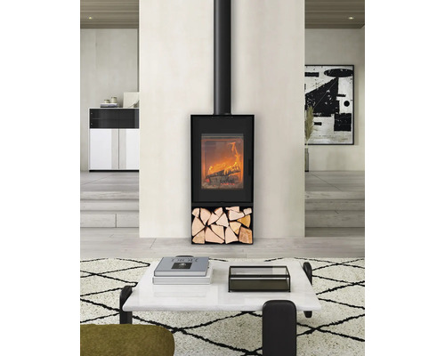 Kaminofen mit Holzscheiten im Wohnzimmer.