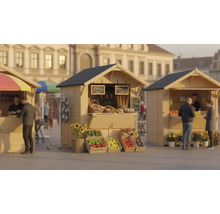 Marktplatz mit Holzständen für Lebensmittel und Waren