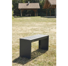 Graue Parkbank mit Lattenrost und Unterstand im Hintergrund