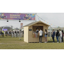 Holzgartenhaus auf einer Musikveranstaltung mit Warteschlange davor