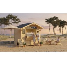 Szene am Strand mit einem hölzernen Eisstand, Sonnenschirm, Tischen und Stühlen.