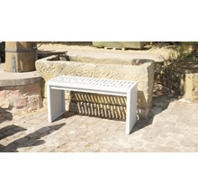 Weiße Gartenbank aus Metall mit Lattenrost vor Steintrog