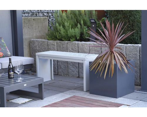 Gartenszene mit Sitzbank, Tisch, Pflanze und Dekoration für den Aussenbereich