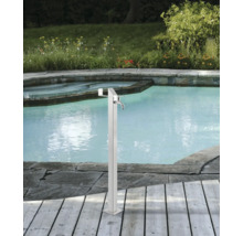 Gartendusche aus Edelstahl neben einem Schwimmbad auf einer Holzterrasse