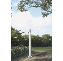 Gartenszene mit einem einzelnen Wasserhahn aus Metall auf einer Holzterrasse