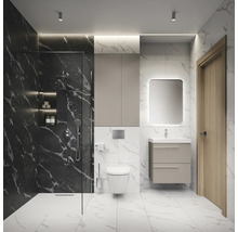 Modernes Badezimmer mit Dusche, Toilette, Waschtisch und Spiegel
