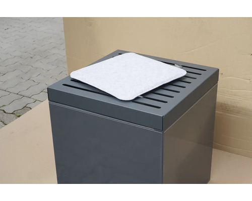 Grauer Mülltonnenverkleidung mit Sitzkissen