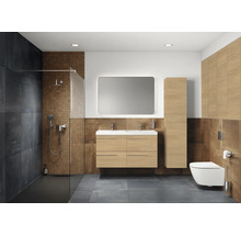 Modernes Badezimmer mit Dusche, Waschtisch, Spiegel und Toilette.