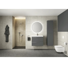 Modernes Badezimmer mit Dusche, Waschtisch, Spiegel, Hochschrank und Toilette.