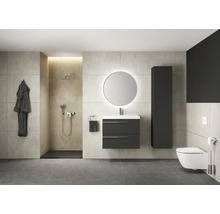 Modernes Badezimmer mit Dusche, Waschtisch mit Spiegel, Hochschrank und Toilette