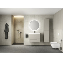 Modernes Badezimmer mit Dusche, Waschtisch, Spiegelschrank und Toilette