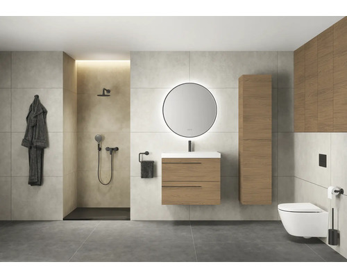 Modernes Badezimmer mit Dusche, Waschtisch mit Spiegel, Hochschrank und Toilette