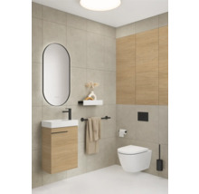 Badezimmer mit Waschtisch, Spiegel, Toilette und Accessoires in hellem Design