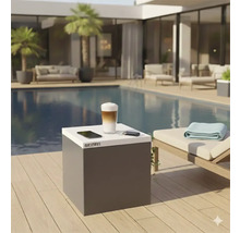 Szene am Pool mit einer Getränk, einem Handy und einem Schlüssel auf einem Tisch