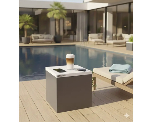 Szene am Pool mit einer Getränk, einem Handy und einem Schlüssel auf einem Tisch