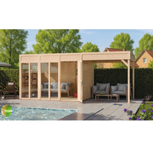 Holzgartenhaus mit Glasschiebetüren und überdachter Terrasse neben Pool im Garten