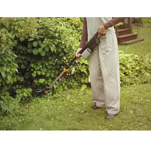 Person benutzt Akku-Grasschere zur Gartenarbeit