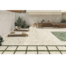 Terrasse mit Fliesen, Sonnenliegen und Pool für einen modernen Außenbereich.