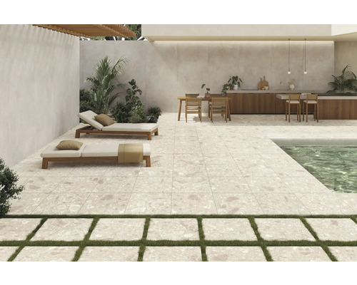 Terrasse mit Fliesen, Sonnenliegen und Pool für einen modernen Außenbereich.