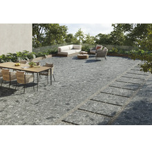 Terrasse mit Möbeln und grauen Steinzeugfliesen