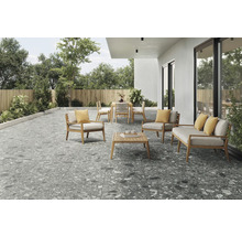 Außenbereich mit Terrassenfliesen in Steinoptik, Gartenmöbeln und Bewuchs